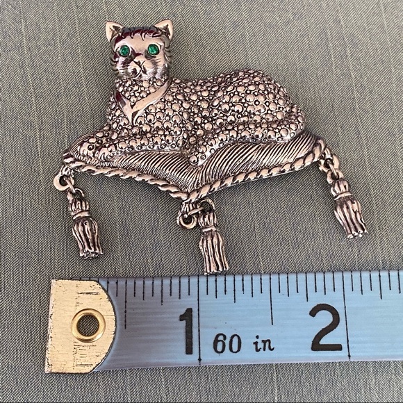 Vintage Avon Cat on a Cushion with Tassels Brooch - Picture 5 of 6